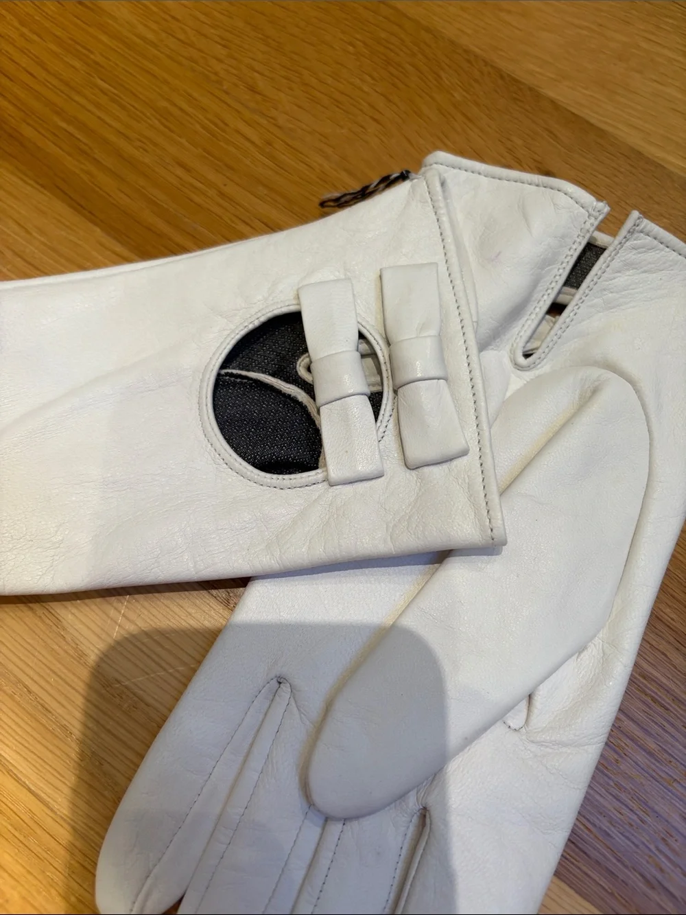 Alpa High Quality White Leather Driving Gloves with Bow Accent NWT Size 8